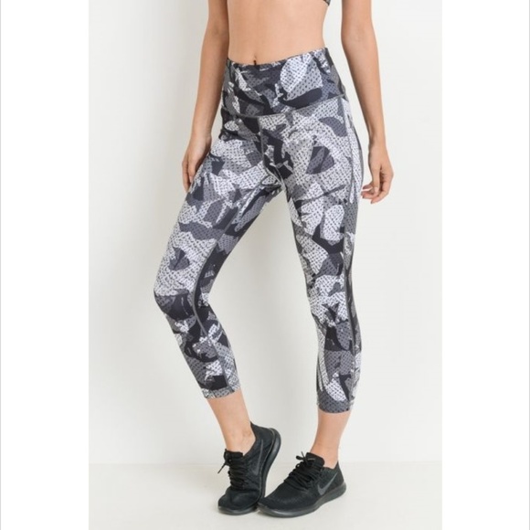 Mono B Pants - Monochrome Kaleidoscope Camo Print Capri Leggings